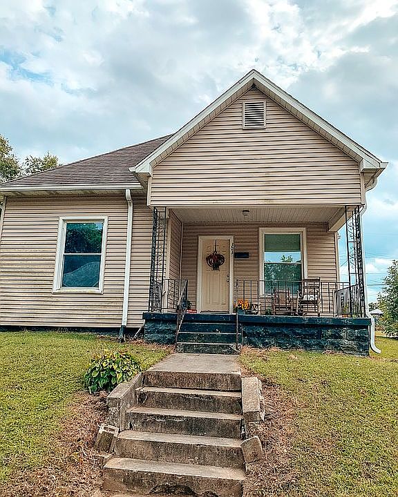 Front view / Porch
