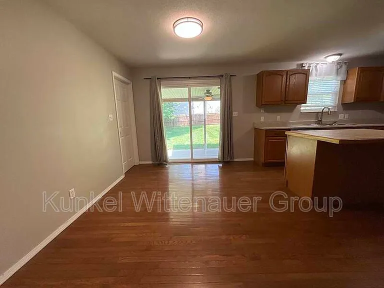 911 Victoria Ln — Photo 8