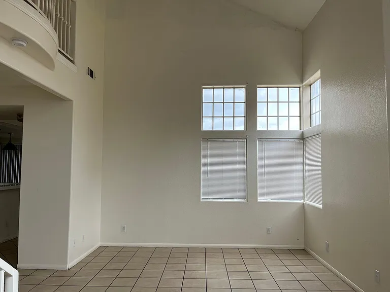 1233 Edinburg Ct — Photo 5