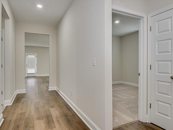 4th image of 322 Whitlaws Dr