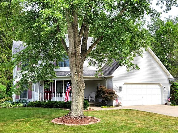 2nd image of 717 Lakeshore Dr
