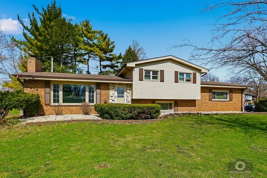 20W260 Meadow Ln photo 1