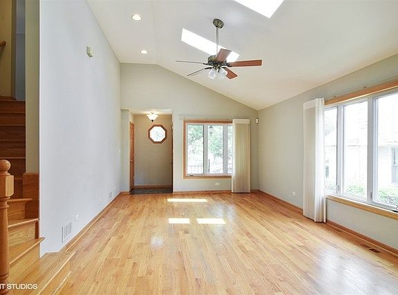 2nd image of 915 E Prairie Ave