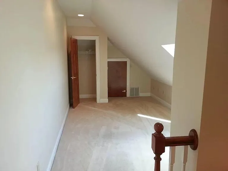 1075 Summit St — Photo 25