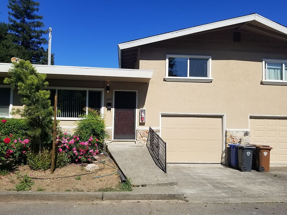 Front of 6 unit building