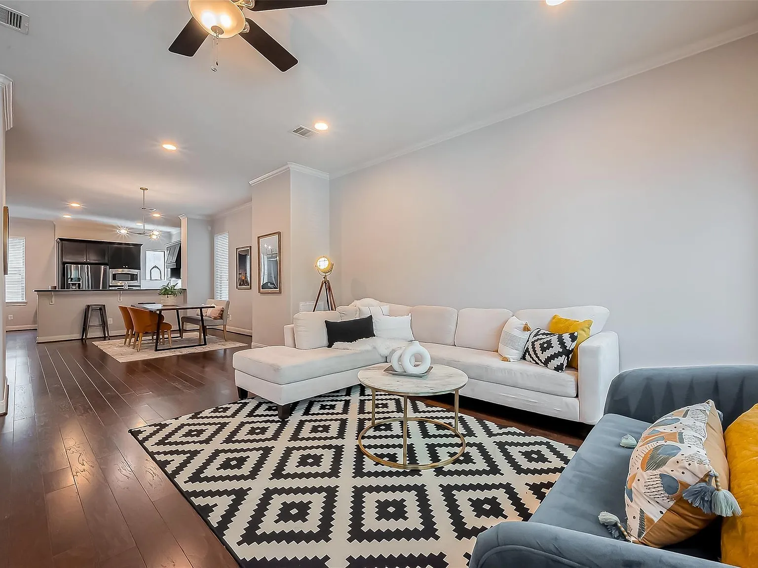 3 bed, 3.5 bath, 2288 sqft, $3,500 — Photo 2