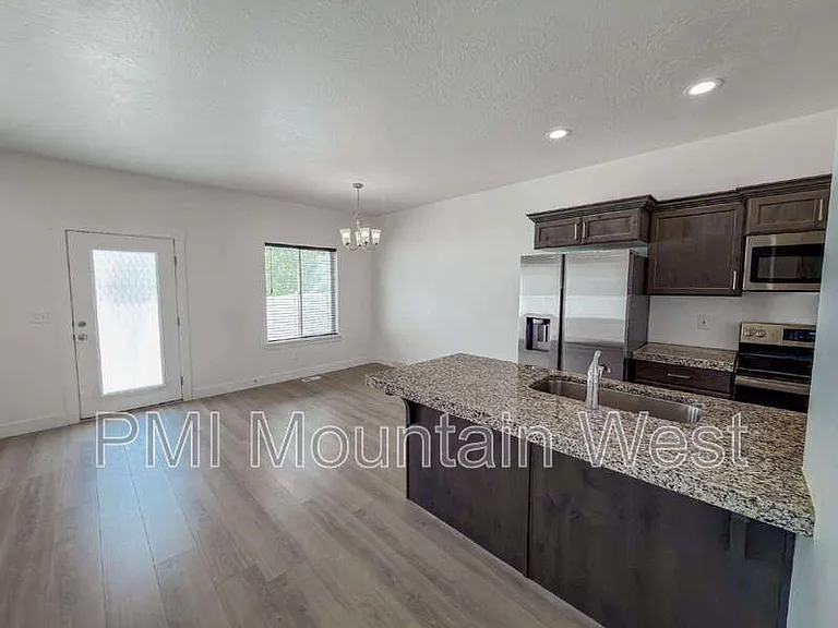 4924 E Breezy Patch Rd — Photo 4
