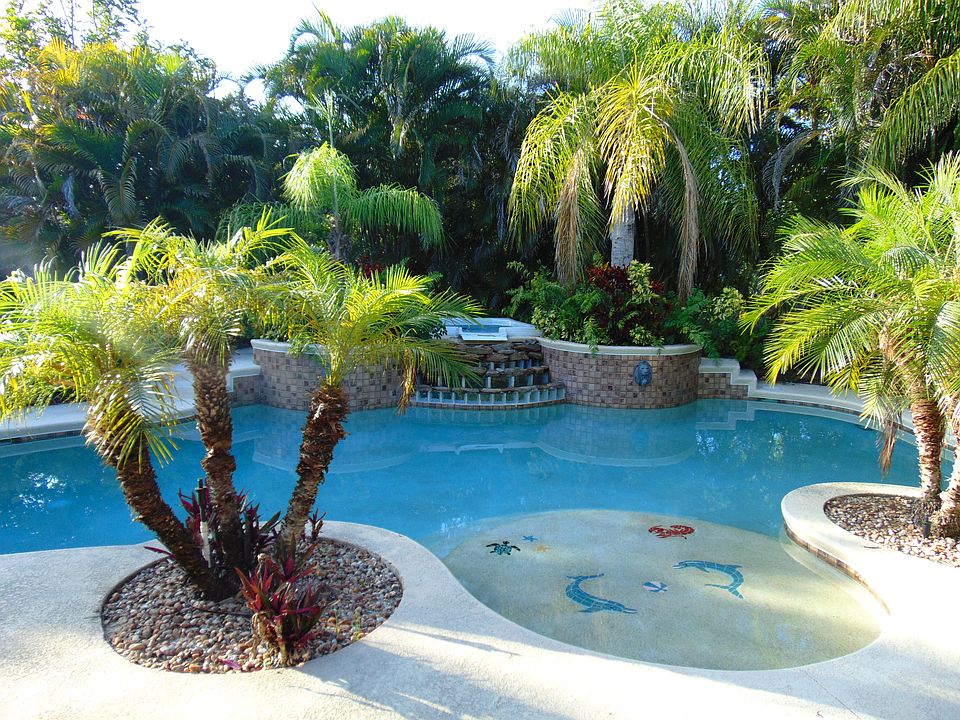 Beautiful Pool & Jacuzzi
