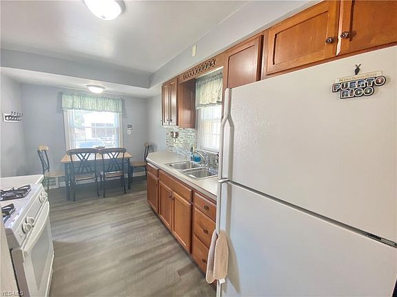 5th image of 17408 Glenshire Ave