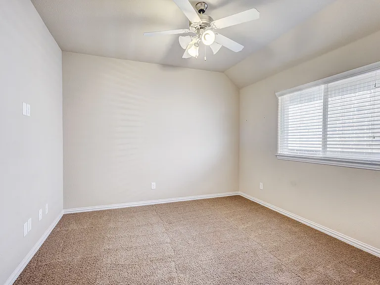 1020 Paradise Cv — Photo 30