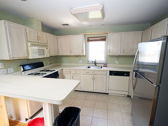 4th image of 134 Laidlaw Ave #2