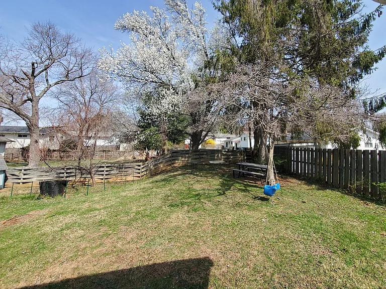 702 W Edmonston Dr — Photo 36