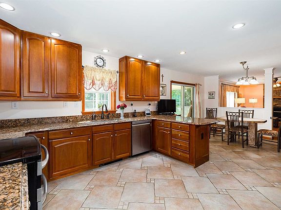 4th image of 8 Frances Ct