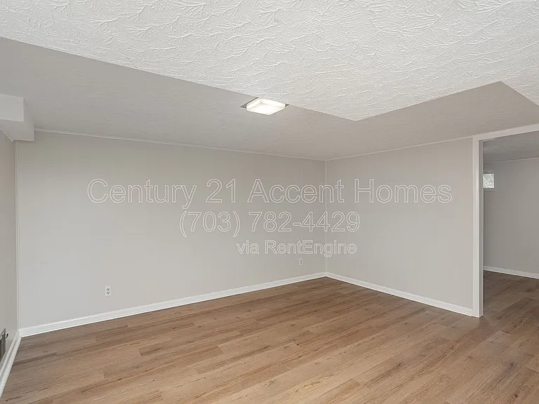3233 Holly Hill Dr — Photo 22