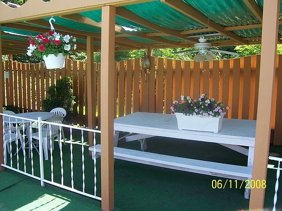 Cabanna behind the swimming pool 