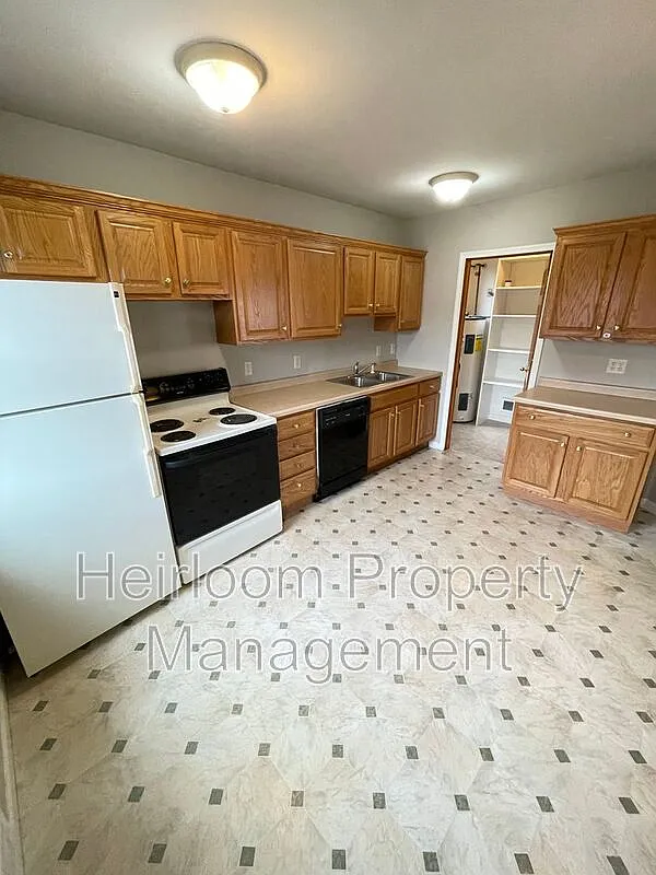 Building Photo - 810 1/2 E 3rd St