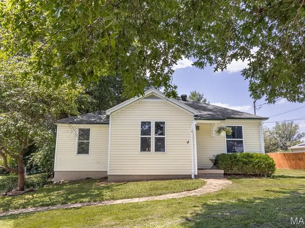 4 Linda Vista Dr, Belleville, IL 62221