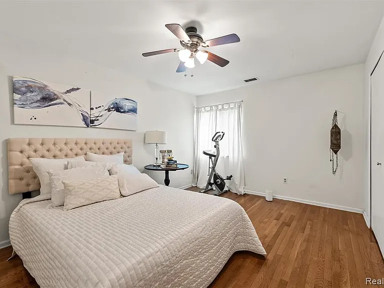 42160 Woodward Ave #18 — Photo 14