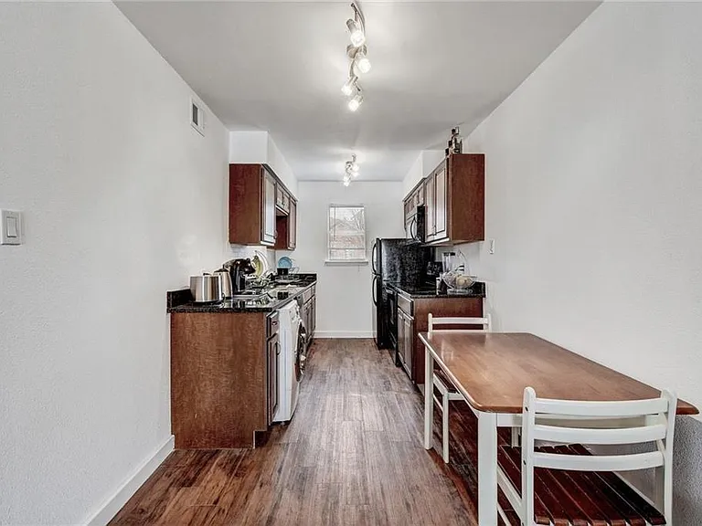 2200 San Gabriel St #303 — Photo 4