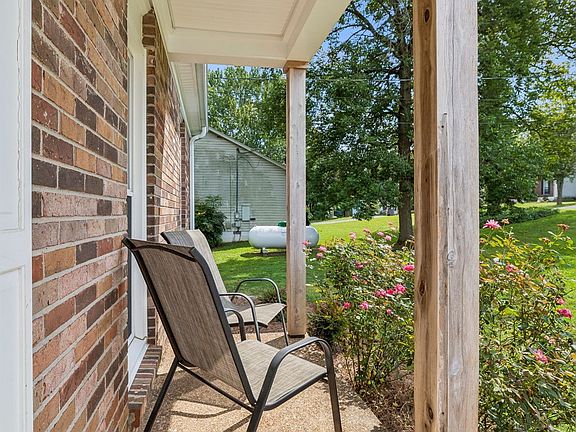 4th image of 176 Lucy Dr