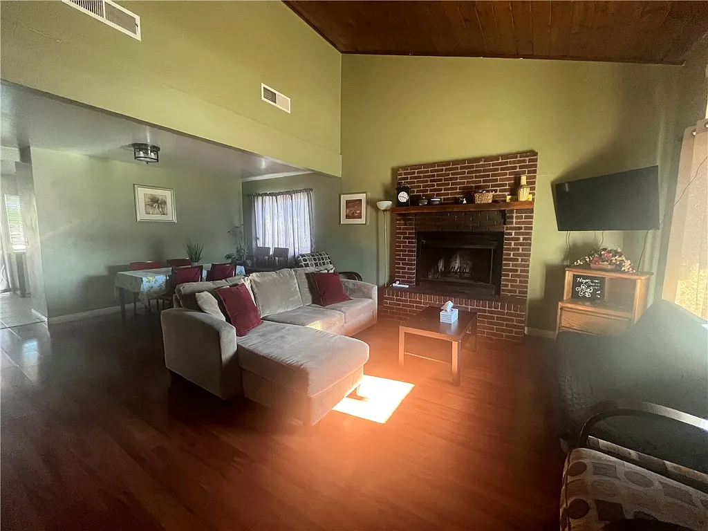 4 bed, 2.0 bath, 1532 sqft, $1,900 — Photo 3