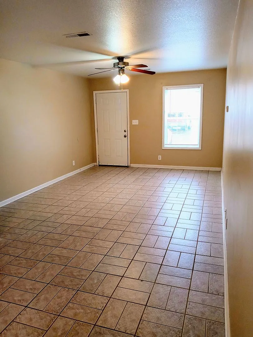 Spacious 3 Bed Townhome — Photo 2