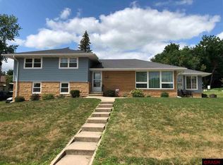 207 3rd St SE, Madelia, MN 56062