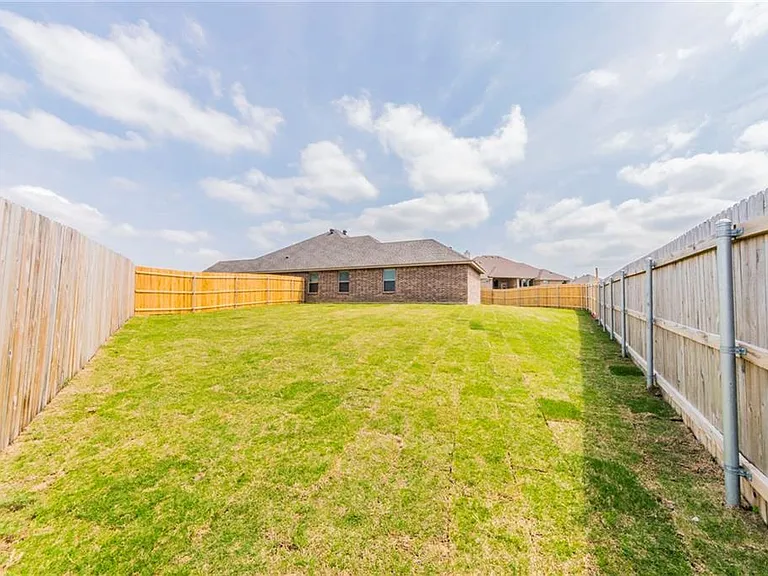 305 Jasmine Ct — Photo 16