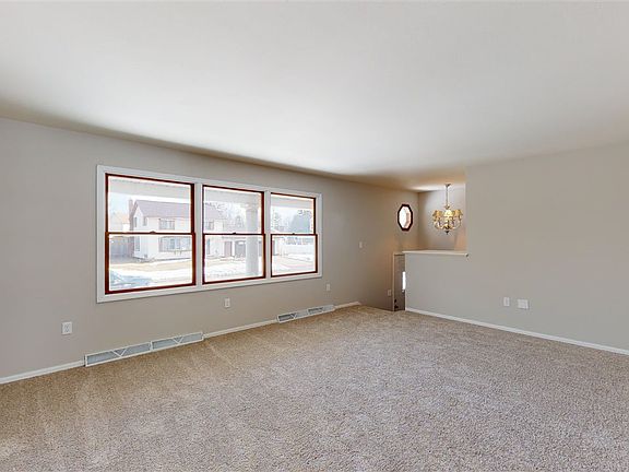 5th image of 417 Waverly St