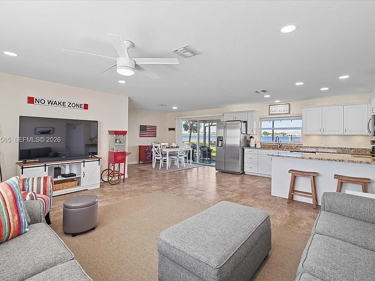 924 Lake Dr E — Photo 15