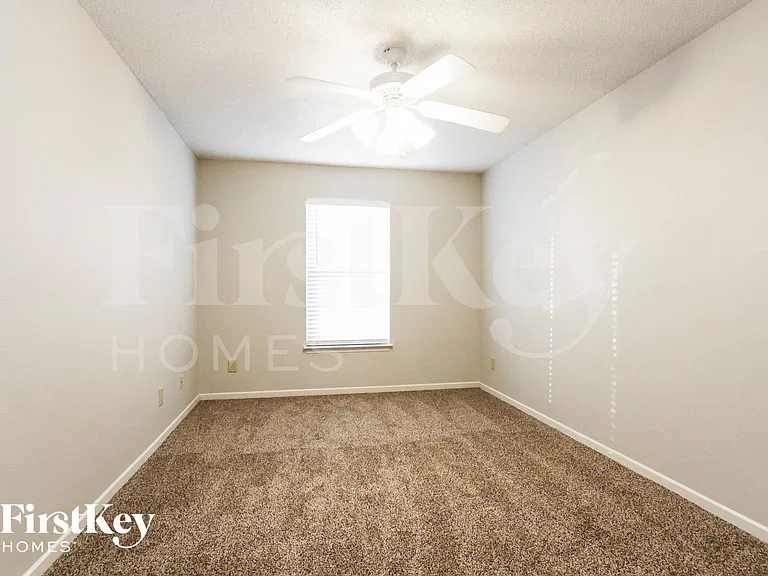 744 Thornwood Ln — Photo 13
