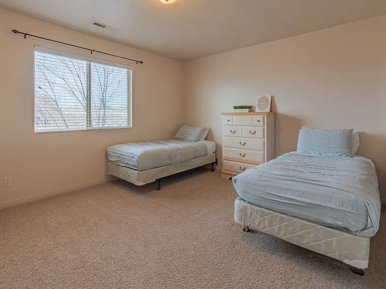 381 N Windsor Dr — Photo 18