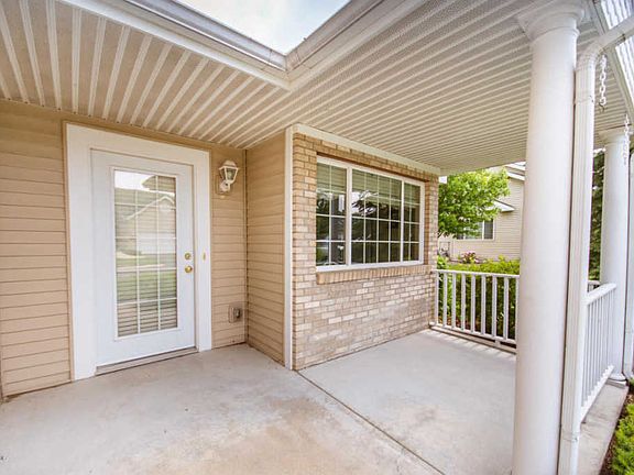 2nd image of 1112 Fountain View Cir #28