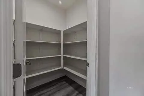 401 Abigail St — Photo 3