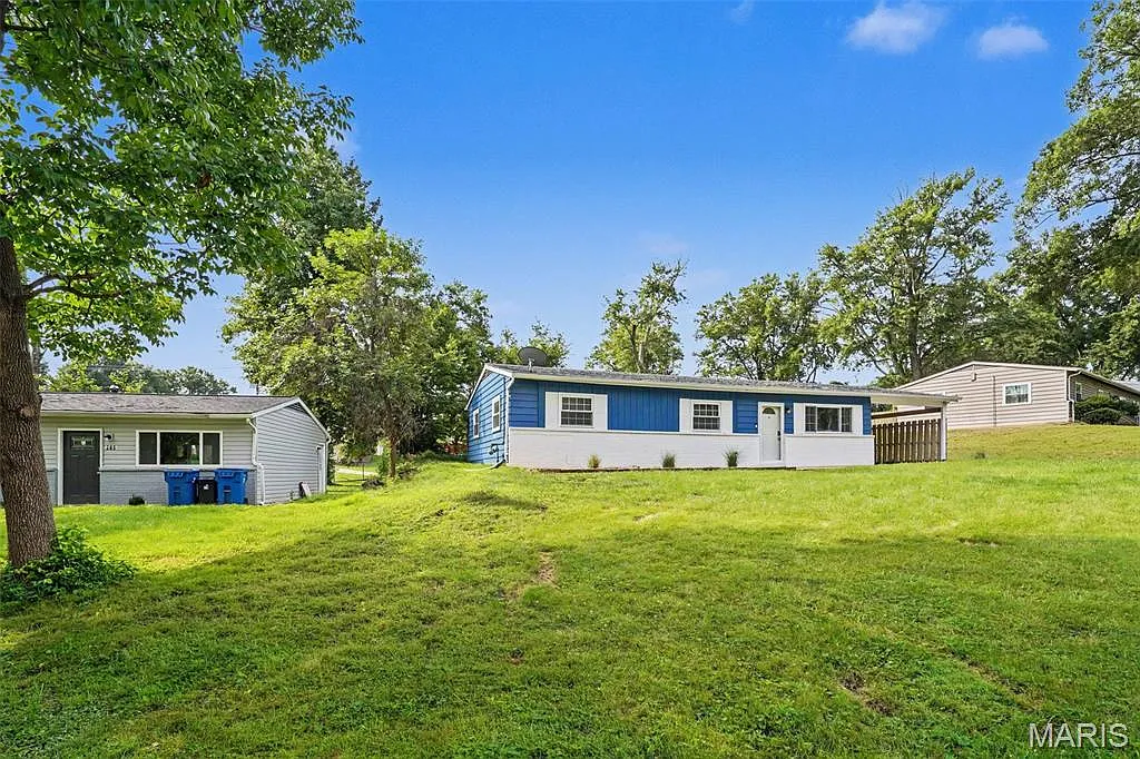3 bed, 1.0 bath, 1008 sqft, $1,995 — Photo 3