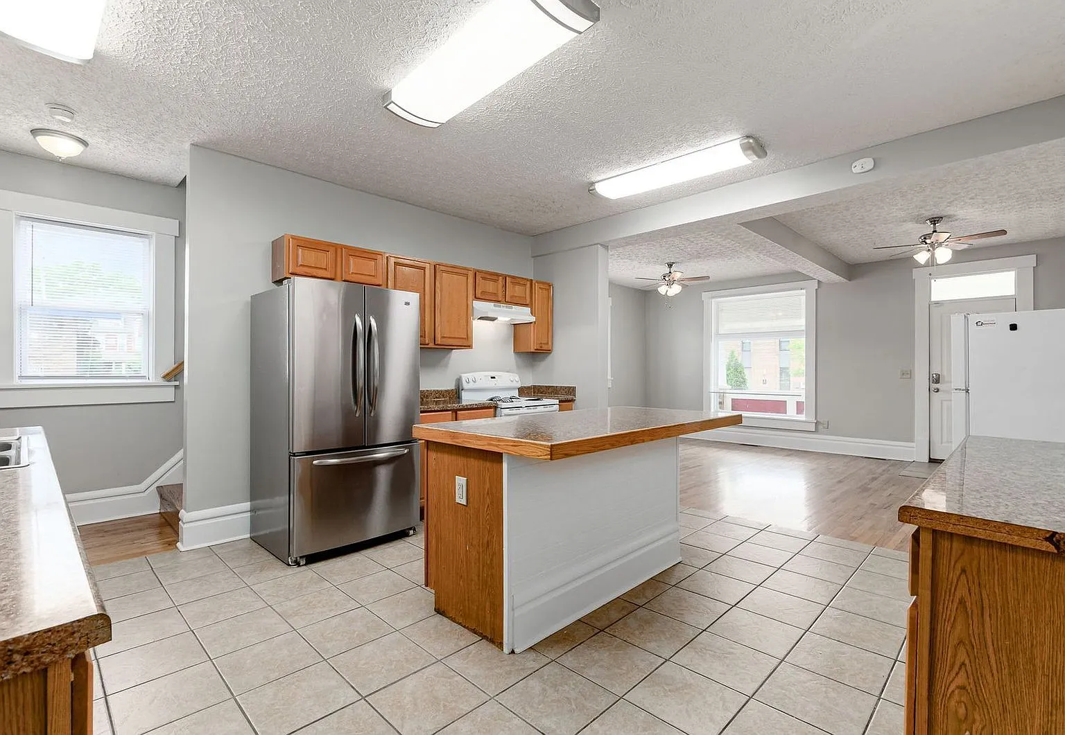 6 bed, 3.0 bath, $4,409 — Photo 4