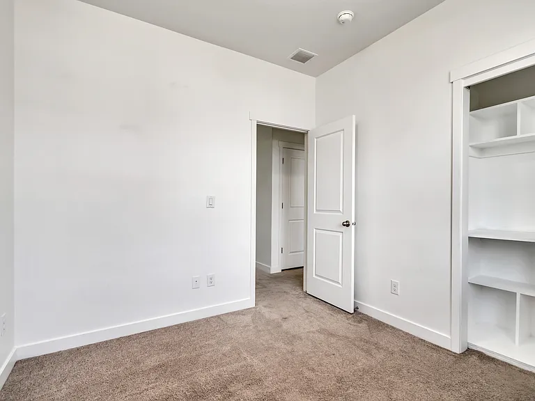 487 S 900 W — Photo 22