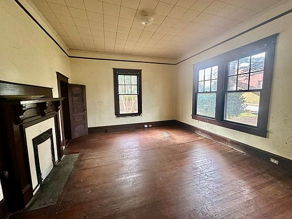 4th image of 224 Creswell Ave E