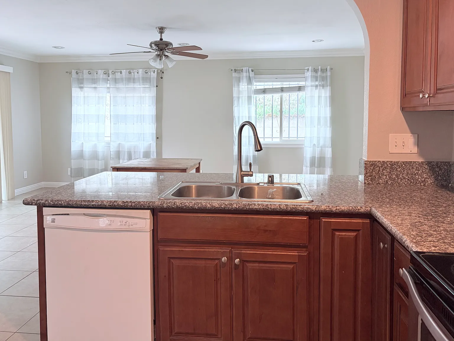 4 bed, 1698 sqft, $4,200 — Photo 3