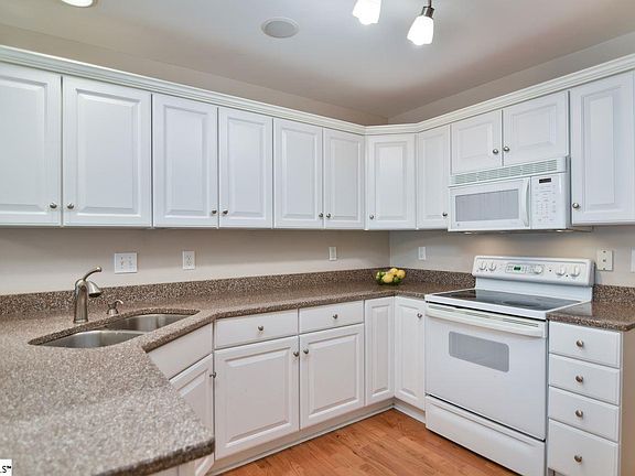3rd image of 700 Chandon Ct