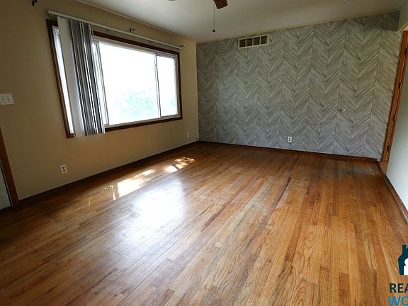 3rd image of 241 E Cherrywood Dr