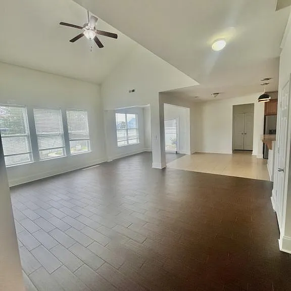 425 Tiburon Dr — Photo 3