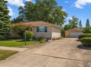 423 Stratford Ln, Schererville, IN 46375