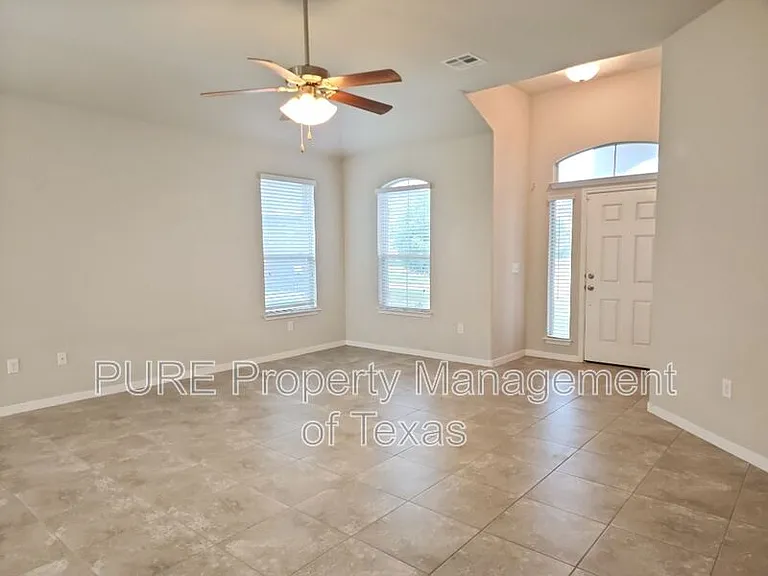 1019 Granbury Cv — Photo 4