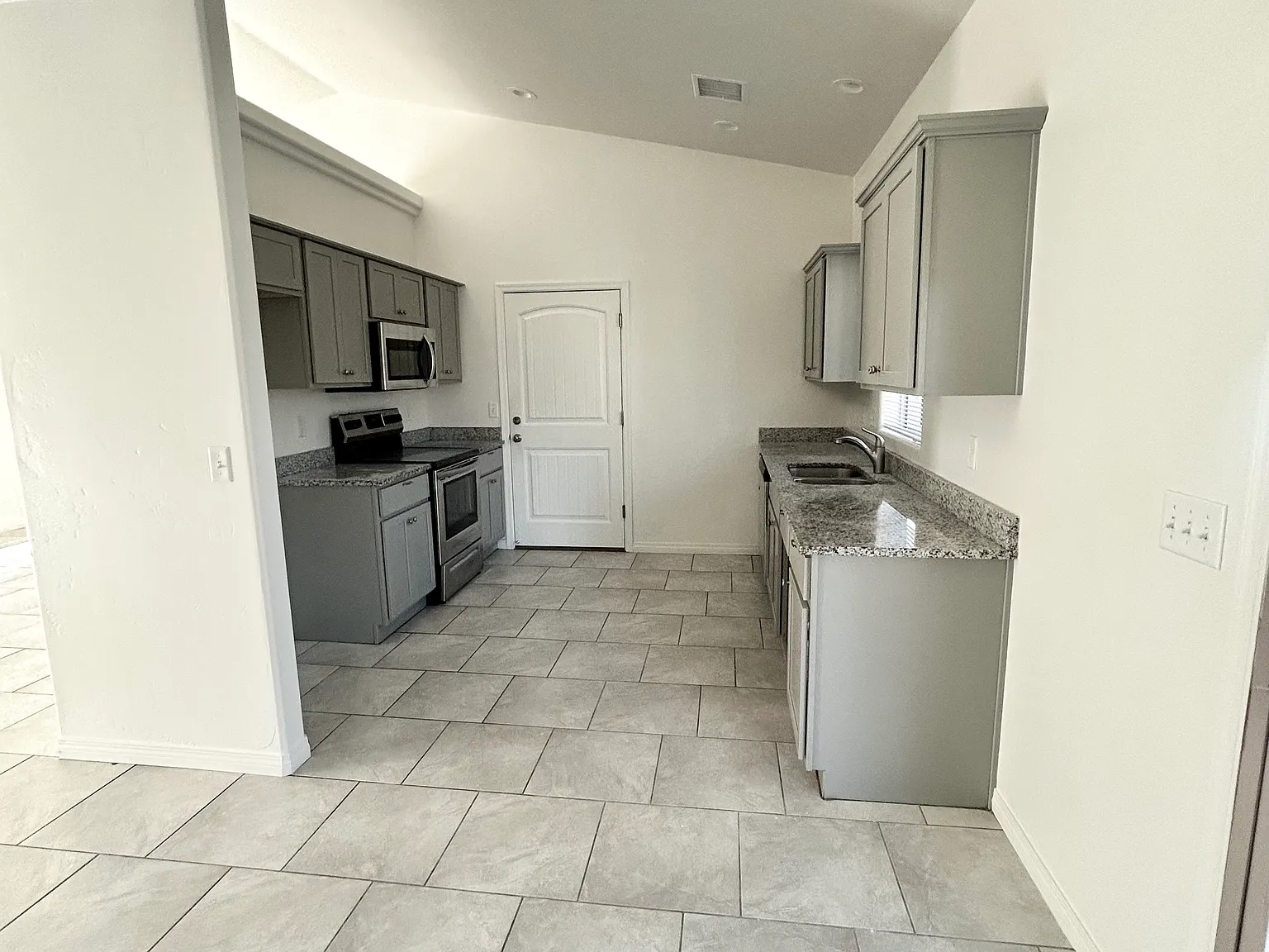 3 bed, 1175 sqft, $1,600 — Photo 3
