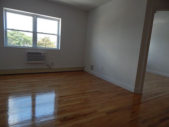 5th image of 583 Driggs Ave APT 4R