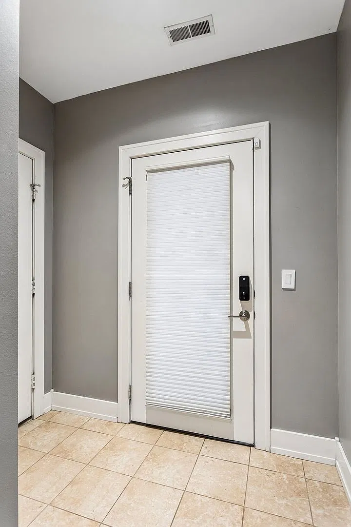 Modern Downtown Townhome with Garage, Fireplace & Private Outdoor Space — Photo 4
