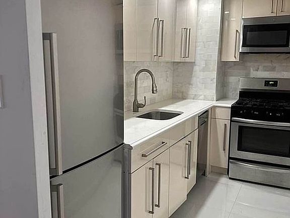 4th image of 141 E 89th St APT 3G