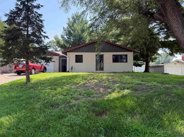 7035 N Badger Rd, East Dubuque, IL 61025