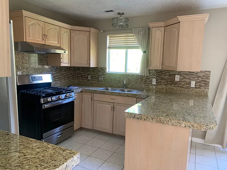 315 N 100 W — Photo 6